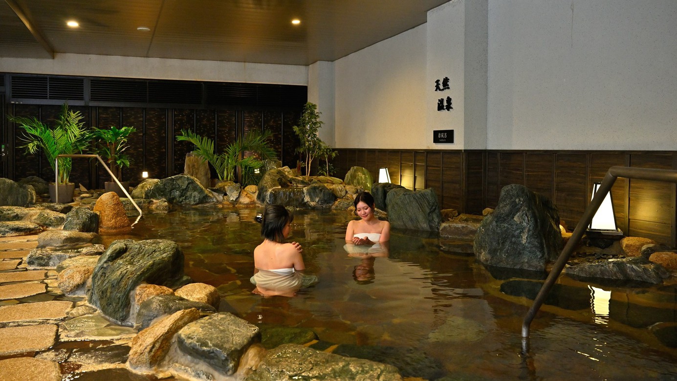 ＜天然温泉華楽（かぐら）の湯＞岩風呂自然の石に囲まれてリラックスいただけます。