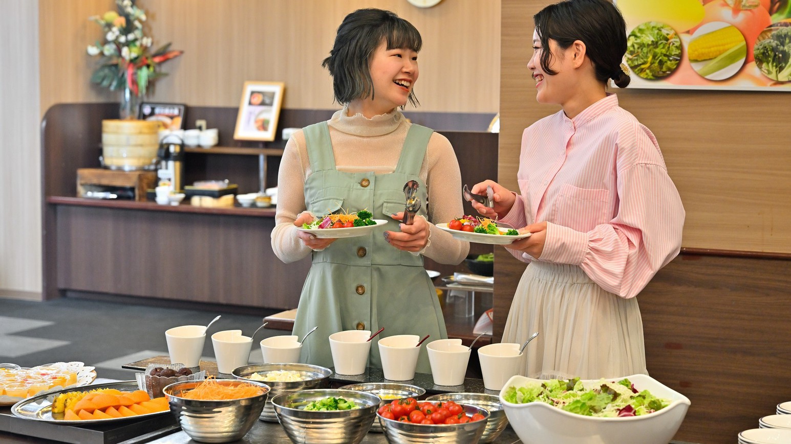 ＜朝食バイキング＞サラダバーでは新鮮な野菜やフルーツをたくさんご用意しております。