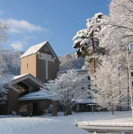 真白な雪に包まれたホテル