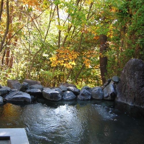 秋景色の露天風呂。