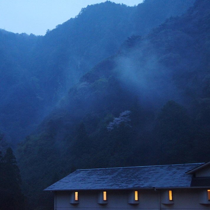 霞纏う山々外観