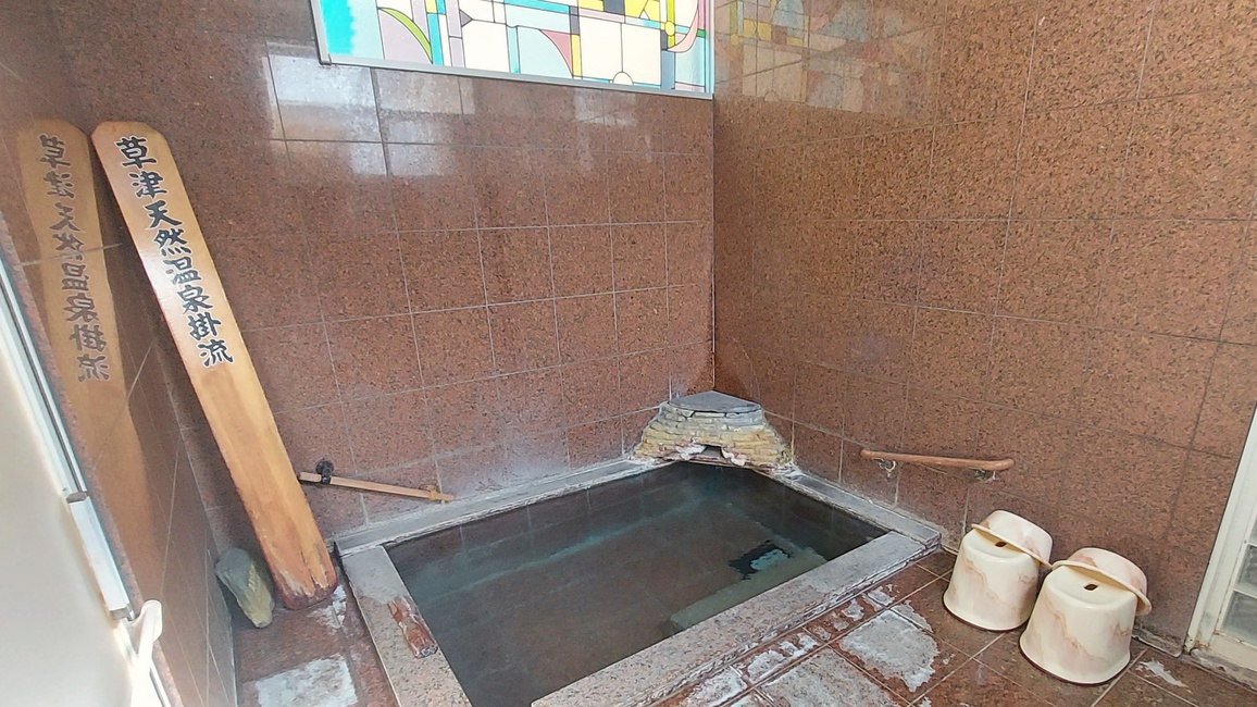 内風呂「地の恵み風呂」は赤御影石をふんだんに使った洋風風呂です