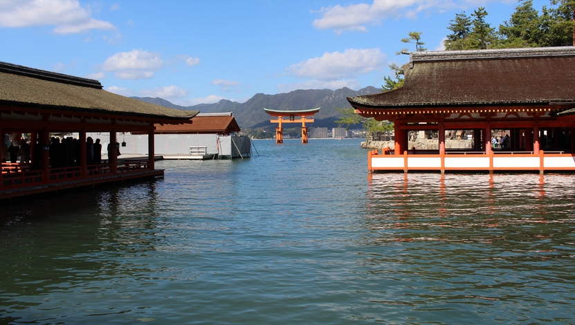 世界遺産『厳島神社』まで約10分（送迎バス+徒歩）