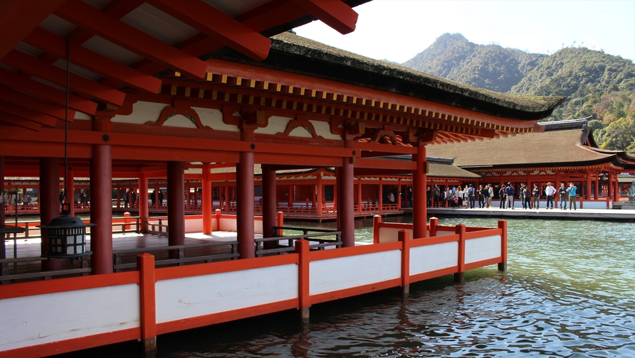 世界遺産『厳島神社』まで約10分（送迎バス+徒歩）