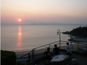 篠島観光ホテル玄関より日の出を望む