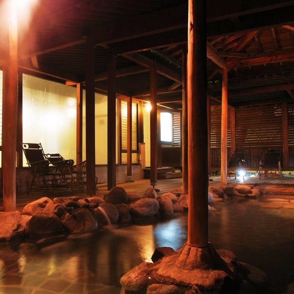 静寂に包まれた夜の岩露天風呂。お休み前のリラックスにゆったりと…;