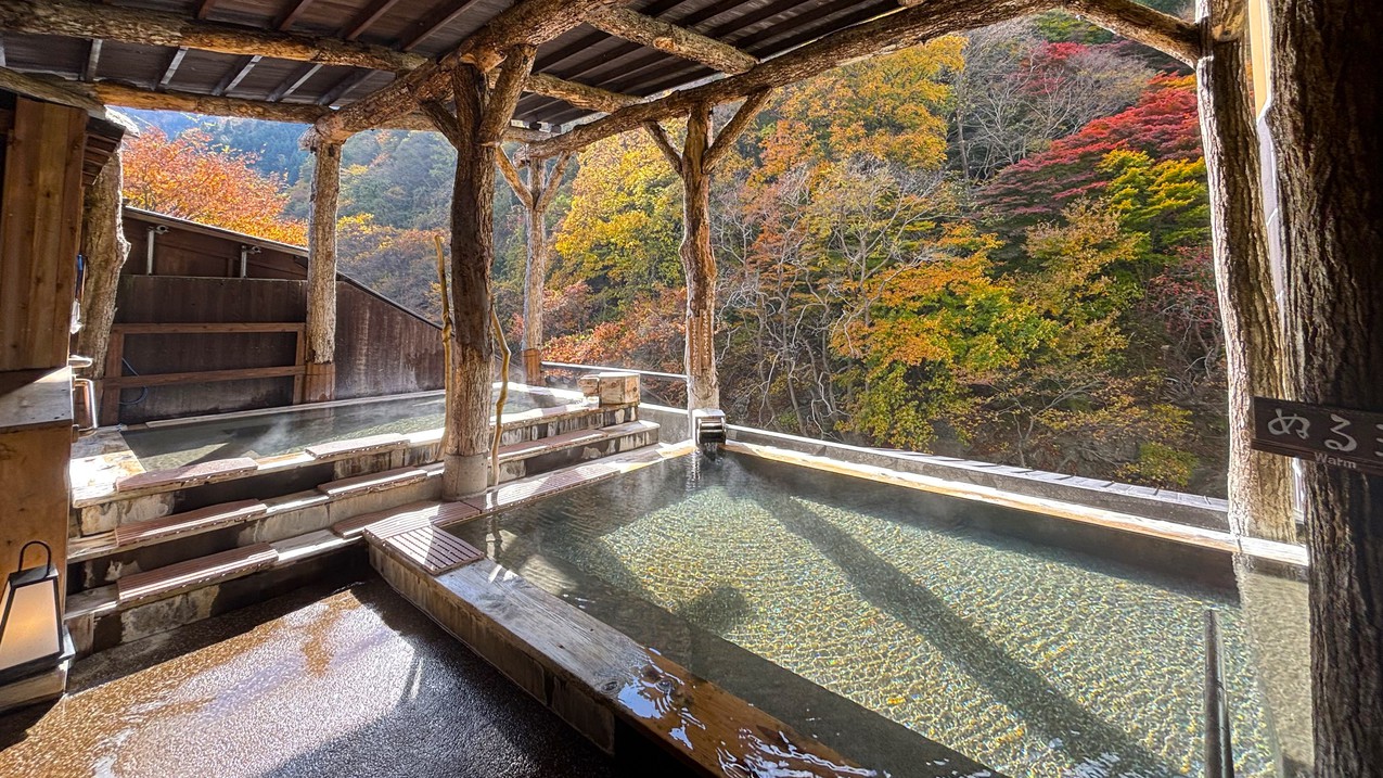 女性用露天風呂紅葉時期