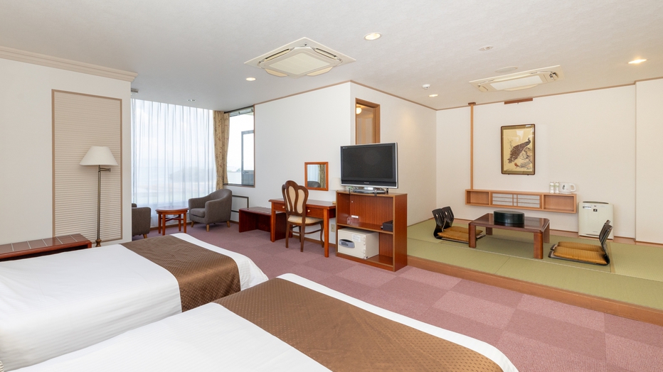 *【湖側ファミリー和洋室・展望つぼ湯付（一例】びわ湖を眺めながら、つぼ湯に浸かってお楽しみください。