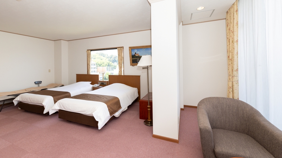 *【湖側ファミリー和洋室・展望つぼ湯付（一例】びわ湖を眺めながら、つぼ湯に浸かってお楽しみください。