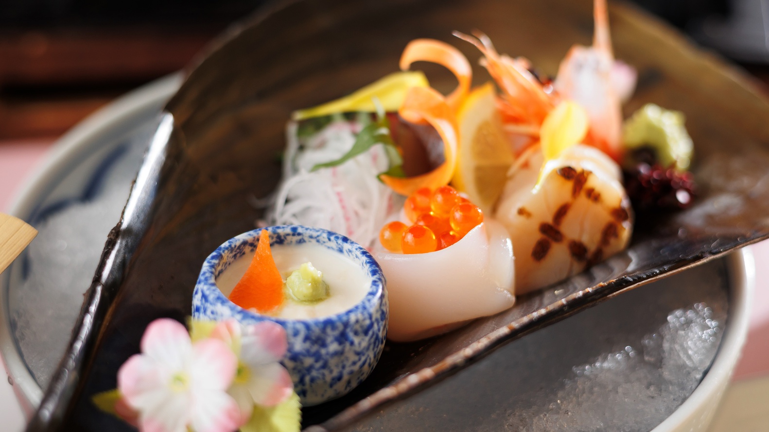  *【夕食一例】旬のお造りを盛り合わせで。