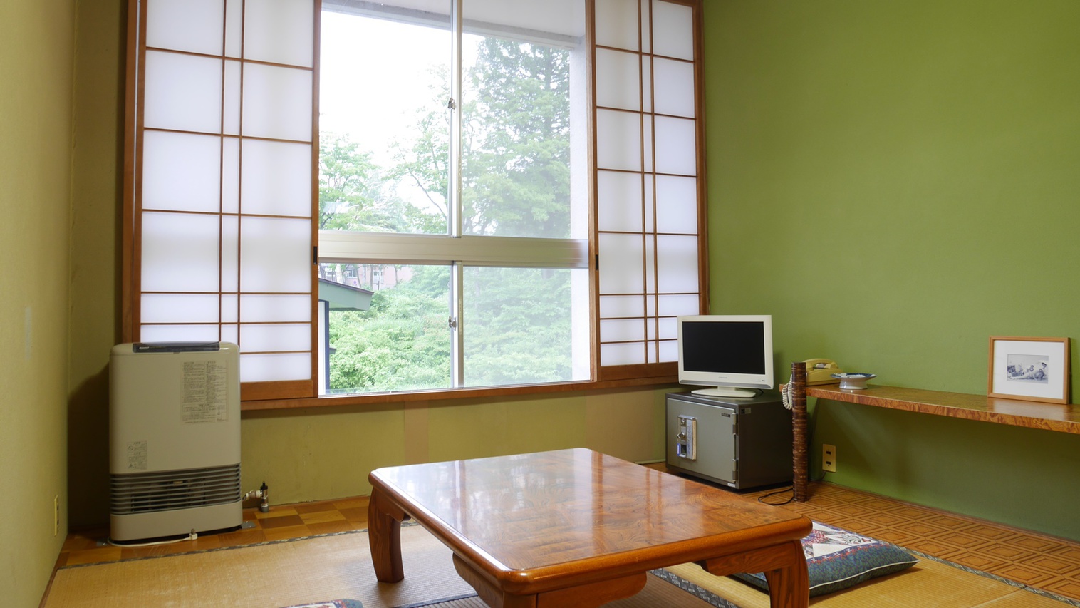 *【和室6畳一例】窓からは緑がたくさんの自然をご覧いただくことのできる落ち着いた雰囲気のお部屋です。