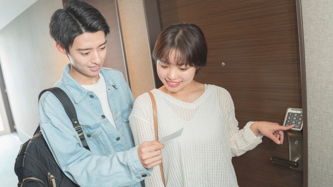 お部屋の扉は暗証番号を押して開錠できます