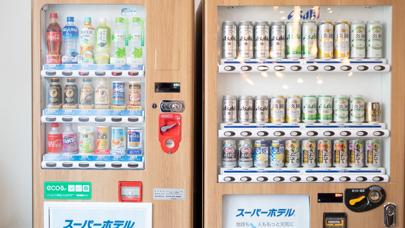 アルコールもジュースも館内販売しています