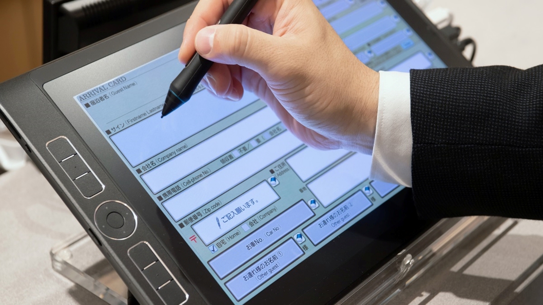 タブレットにサイン！スムーズなチェックイン