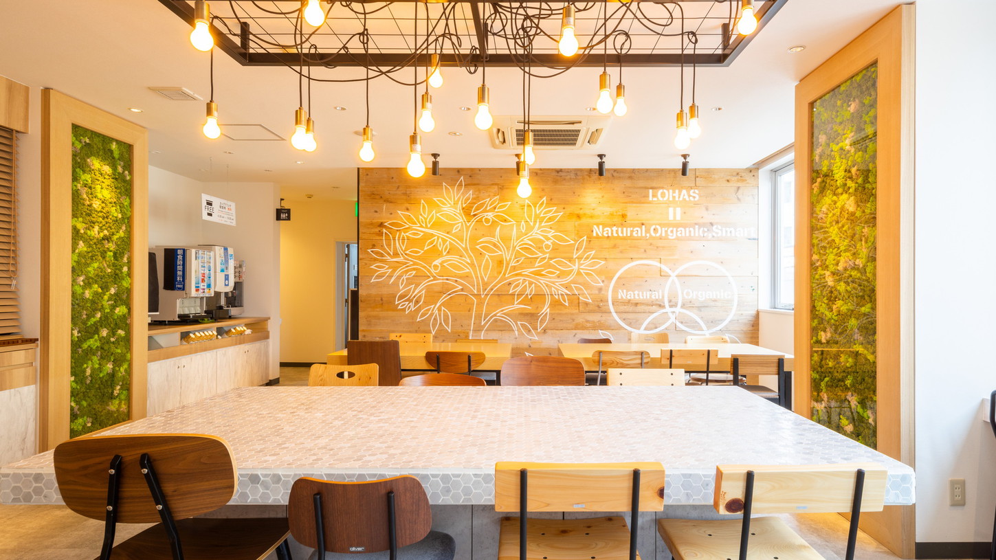 朝は朝食会場（無料）、夜はラウンジとしてご利用いただけます