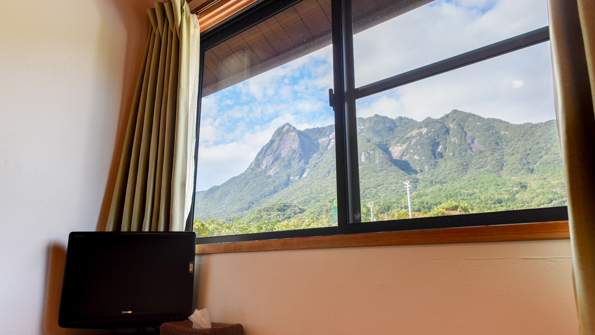 *【客室一例：モッチョム側】窓からは雄大なモッチョム岳を眺めることが出来ます。
