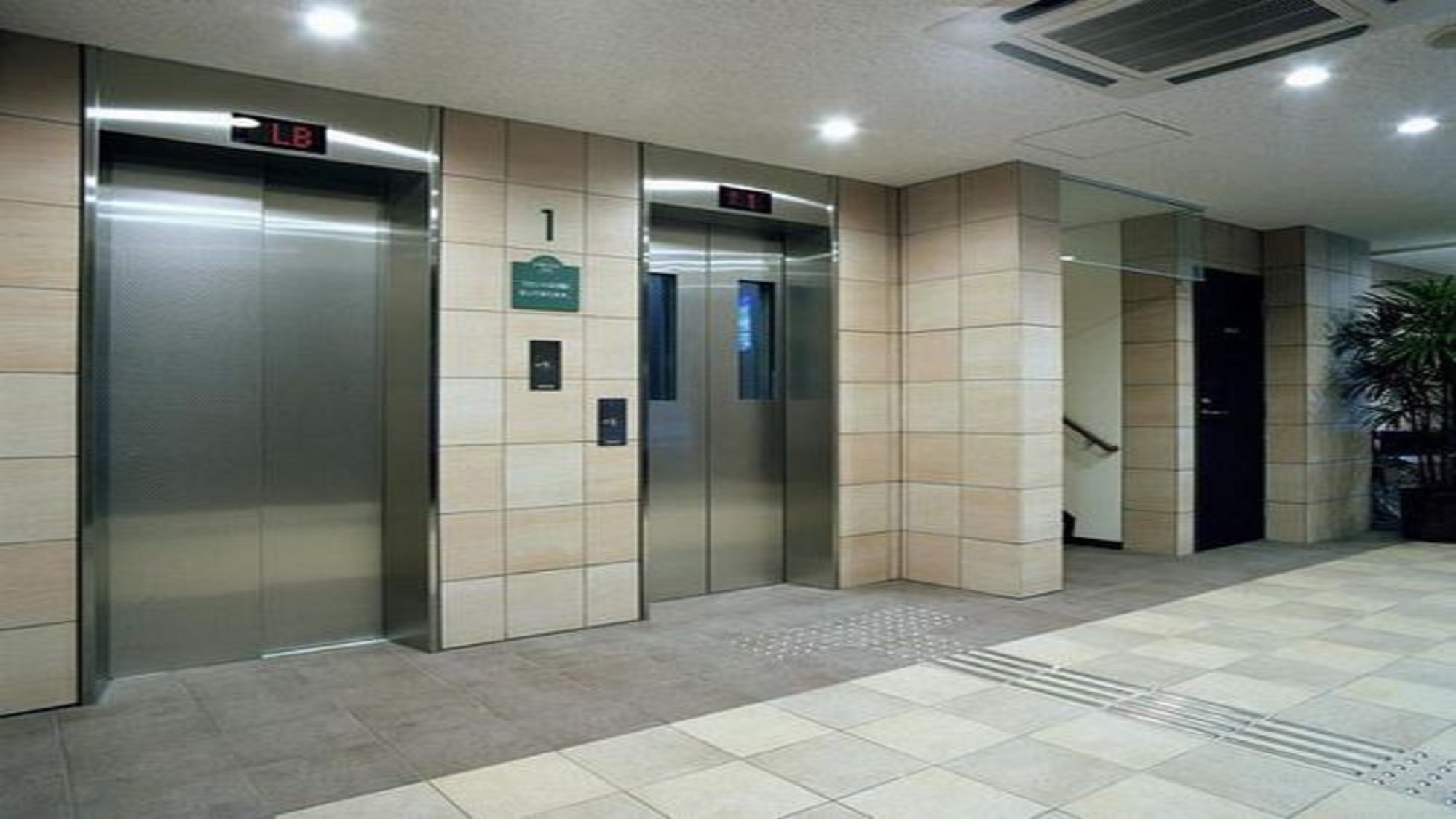 エレベーターは２基ございます。