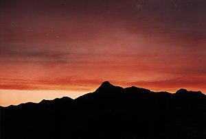 朝焼けの男山