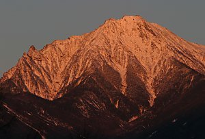 朝焼けの朝岳