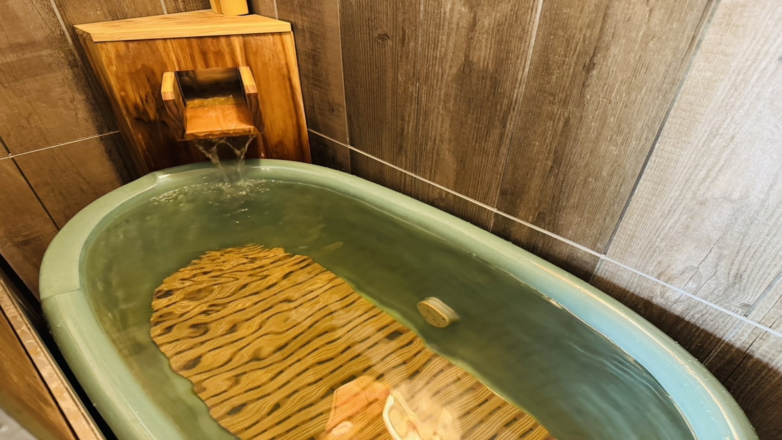 【女性】源泉水風呂（水温：15-16℃）冷えた冷水で火照った身体を一休み♪