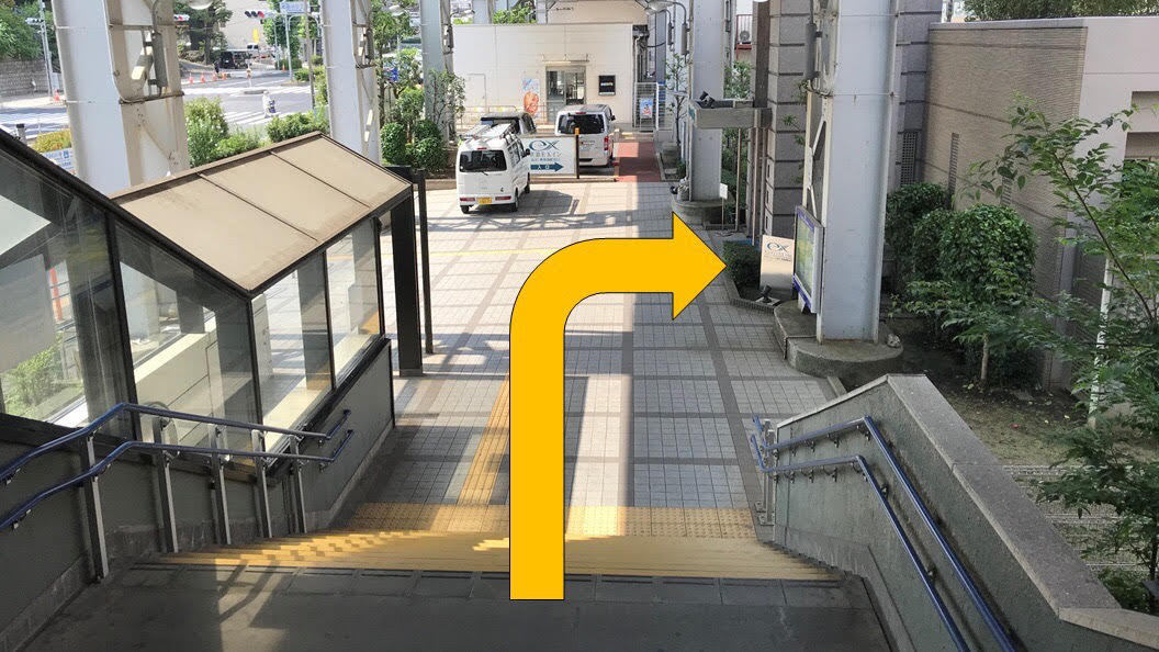 【駅からホテルまで③】玄関まであとわずか！→;階段を下りたらすぐ右手に玄関がございます.jpg