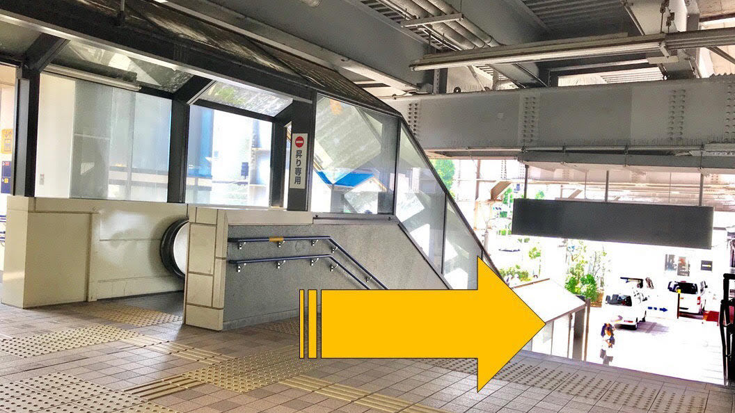 【駅からホテルまで②】二手に分かれる階段→;改札を出られましたら右手の階段を下ります.jpg