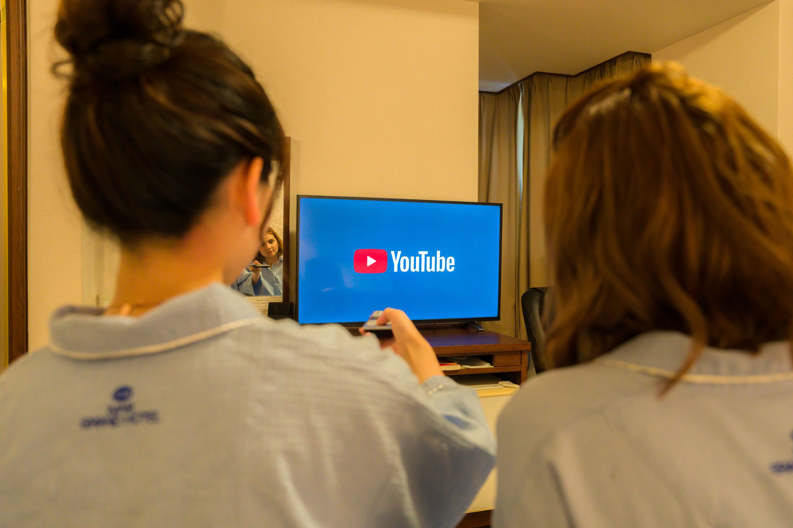 YouTubeもお部屋で見れます