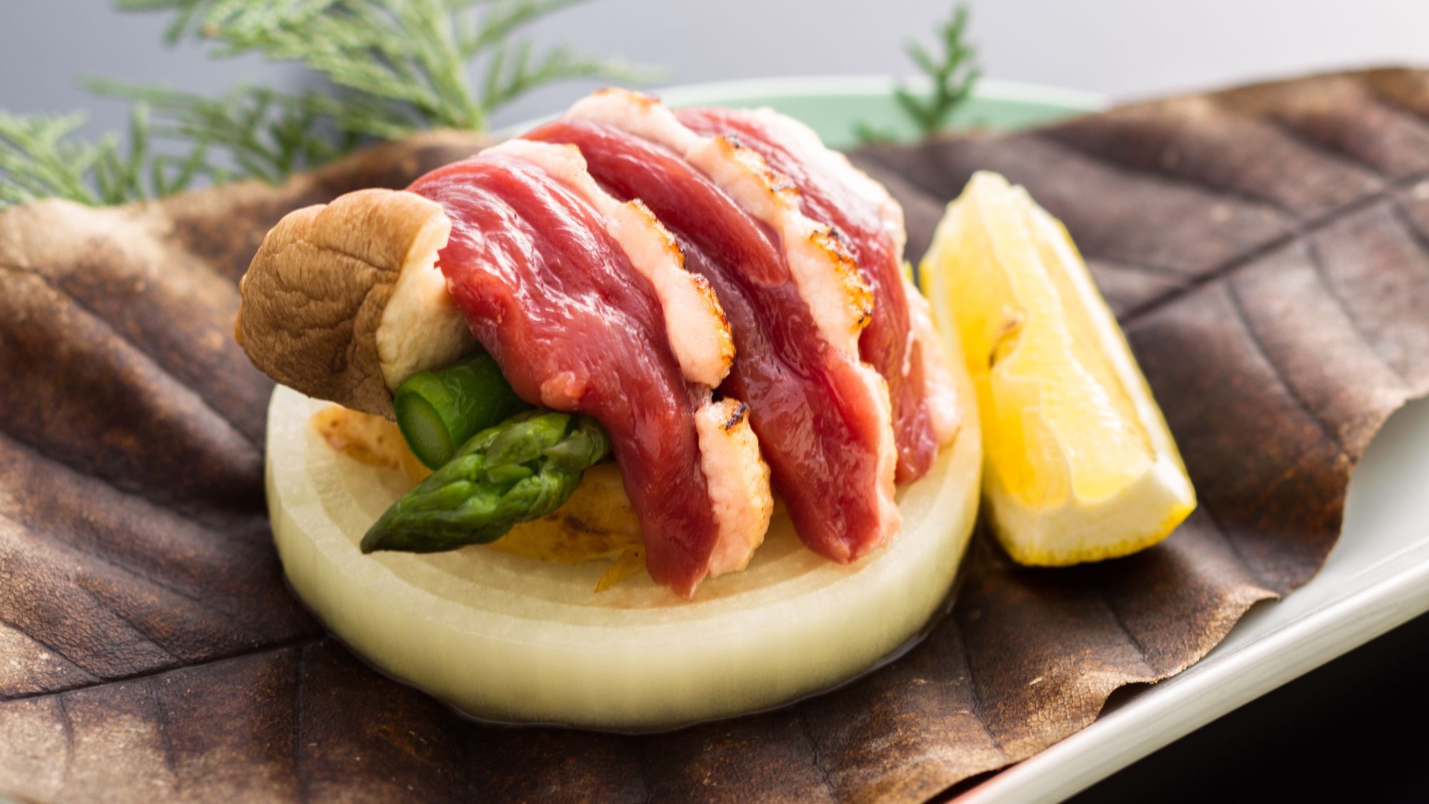 錦秋会席合鴨朴葉焼き/一例