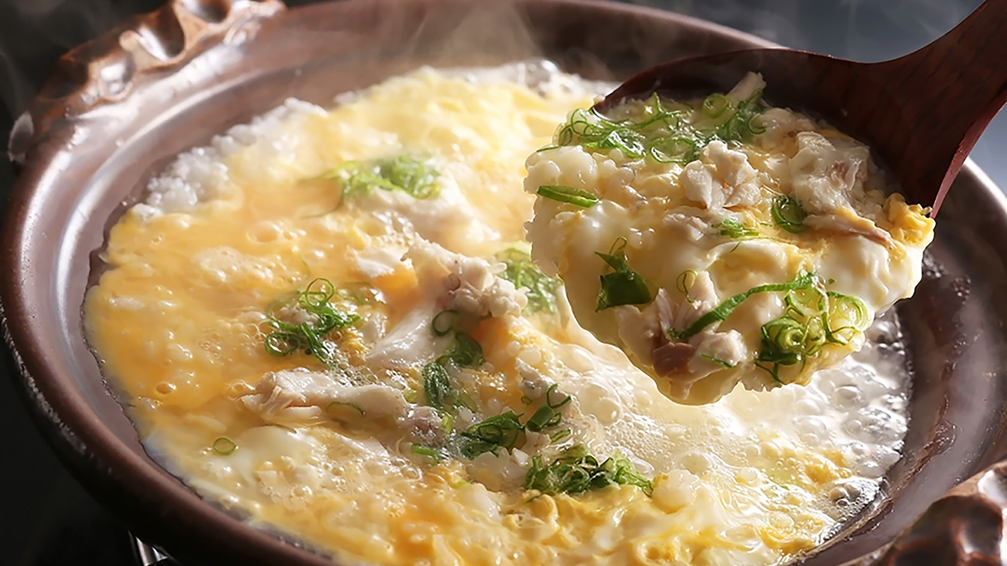 締めはもちろん、旨味をギュッと凝縮した鍋出汁でいただく雑炊[一例]