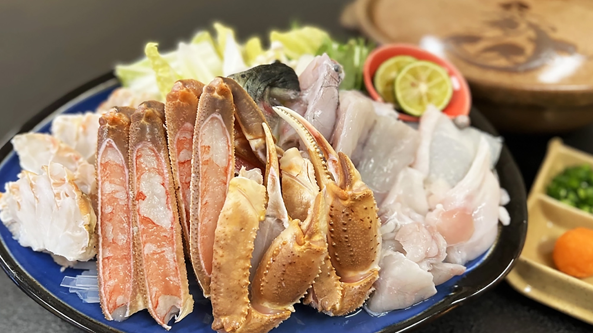 カニとふぐのちり鍋は特製ポン酢でどうぞ［2人盛 一例］
