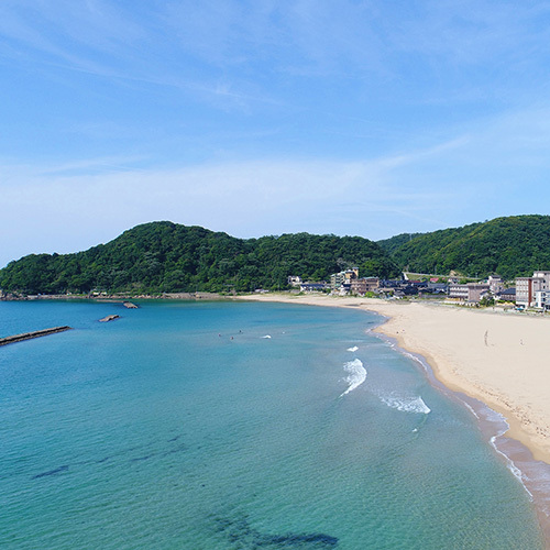 【夕日ヶ浦浜詰海水浴場】遠浅なのでファミリーも安心（当館より徒歩10分)