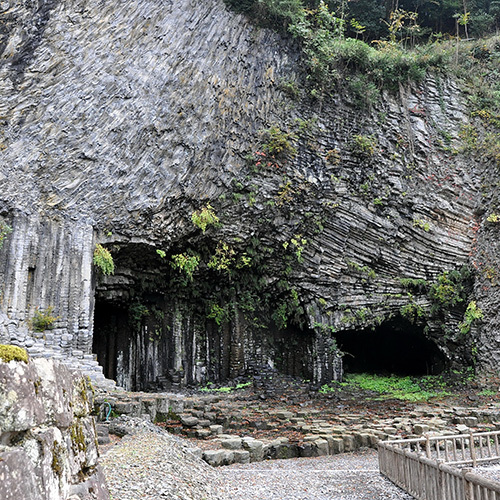 【玄武洞】山陰海岸ジオパーク！160万年前の溶岩が固まってできた自然の造形美（当館より車で約40分)