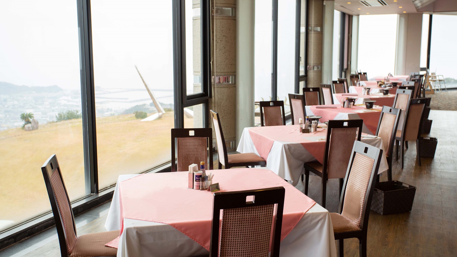 *【レストラン】瀬戸内海を一望できるレストランです。