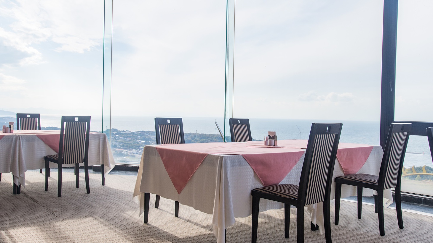 *【レストラン】高台から瀬戸内海や淡路島の町を見下ろす抜群の眺望。夕日もまた格別の美しさです。