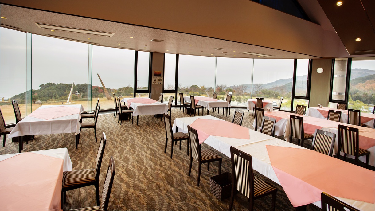 *【レストラン】当館は高台にあるので海まで一望できます。晴れた日には小豆島が見えるかも。