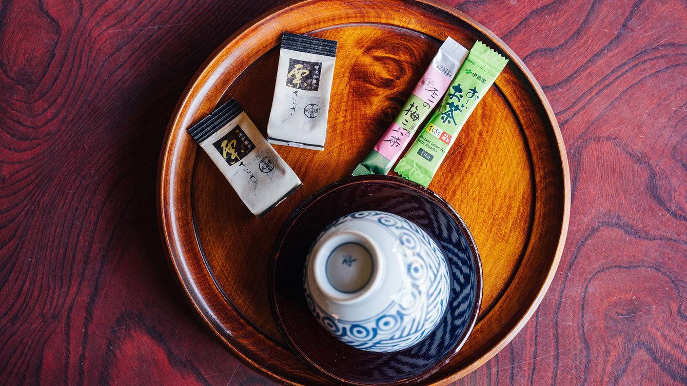 *【客室アメニティ】お茶・お茶請けでほっと一息。旅の疲れをいやしてください