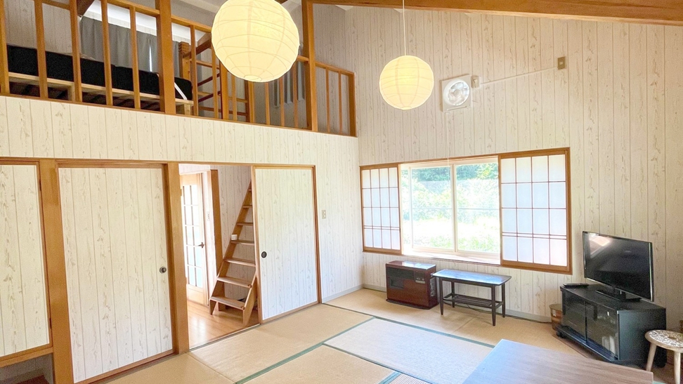 *客室一例／コンドミニアム客室内。10畳の部屋で広々！家族やグループでご利用ください。