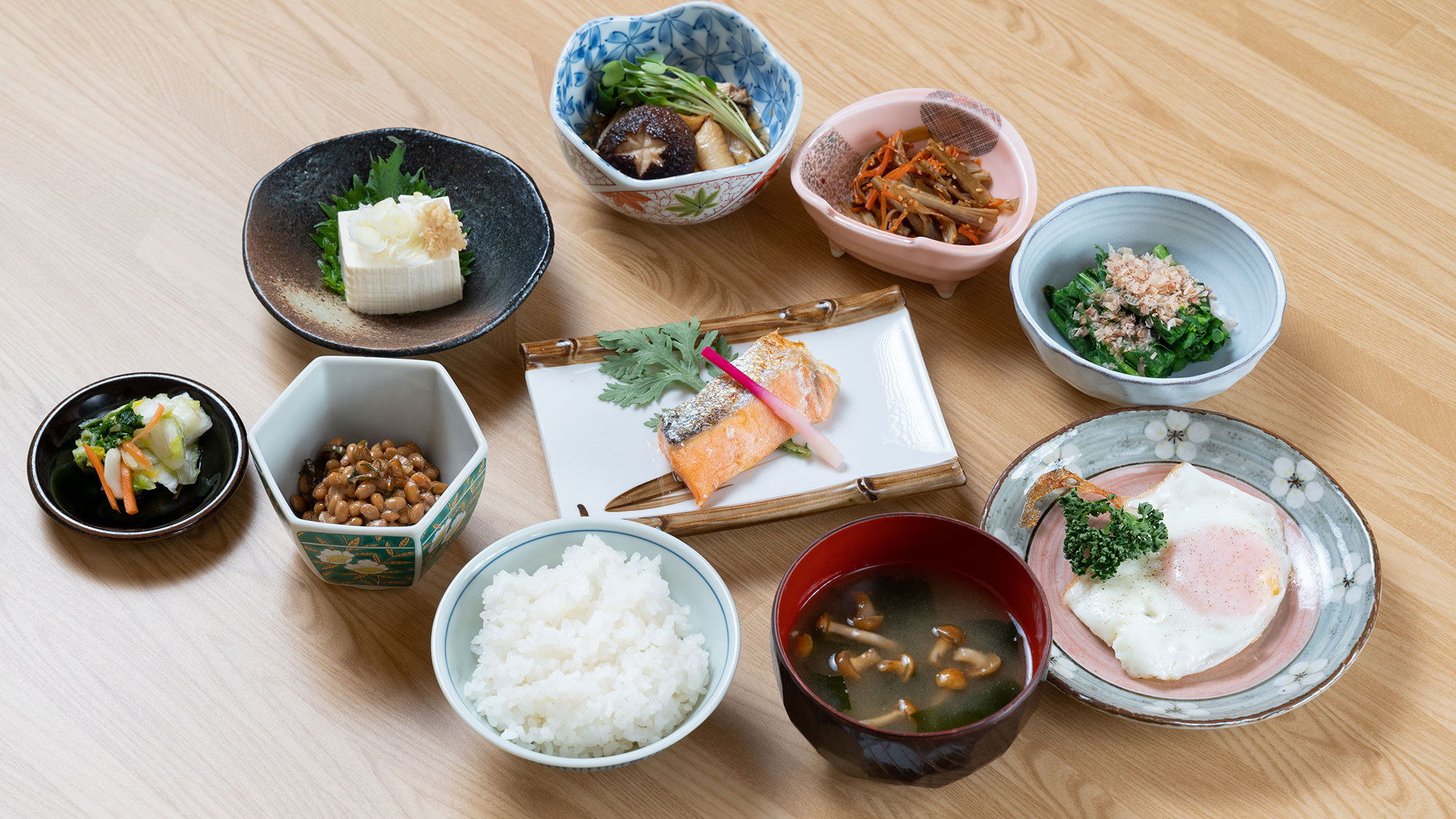 *【ご朝食 一例】焼き魚・目玉焼き・小鉢などのおかずと白米・味噌汁の定番和朝食