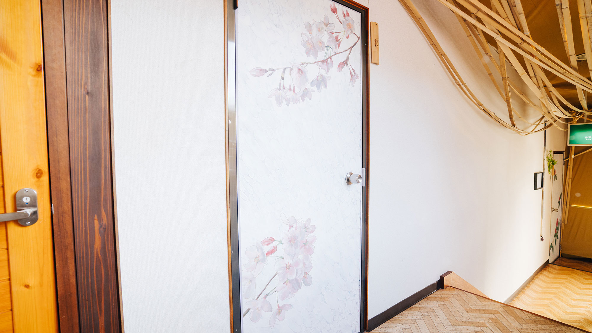 *【館内 廊下】懐かしい造りの館内ですが、良さを残しつつも新しさを取り入れています