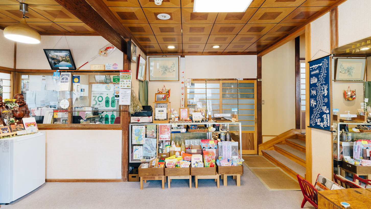 *【館内 フロント・売店】こちらで皆様をお出迎えいたします。お菓子や遊び道具などの販売もあり