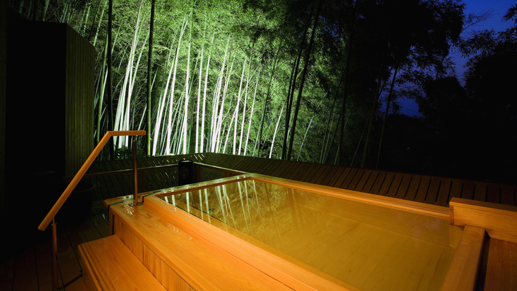  【温泉大浴場 吉祥の湯】夜のライトアップされた大浴場の露天風呂は竹林がとても神秘的
