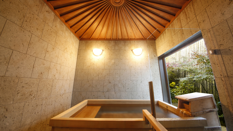  【数寄屋造り離れ/長生殿】2013年完成した坪庭を望む桧風呂
