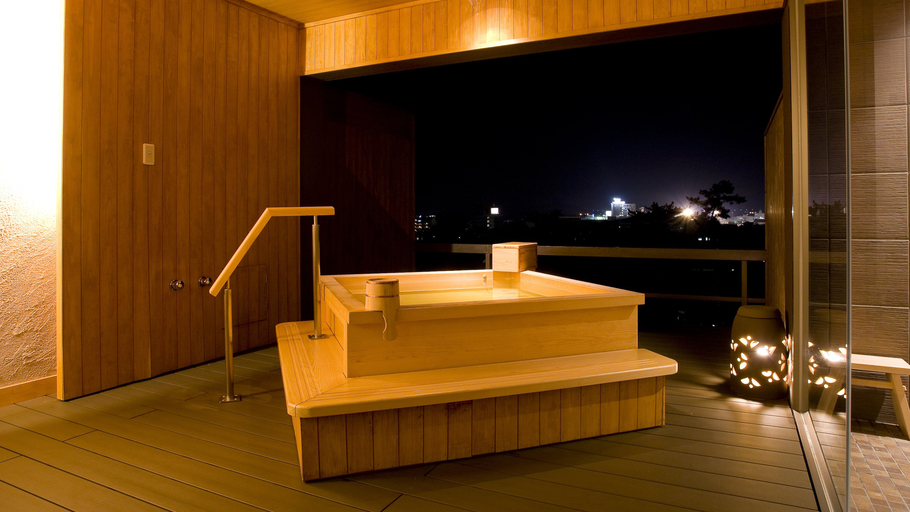 【貸切温泉露天風呂 なごみ湯】貸切風呂から琴平の町の夜景を
