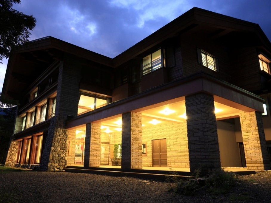 ホテル外観夕景