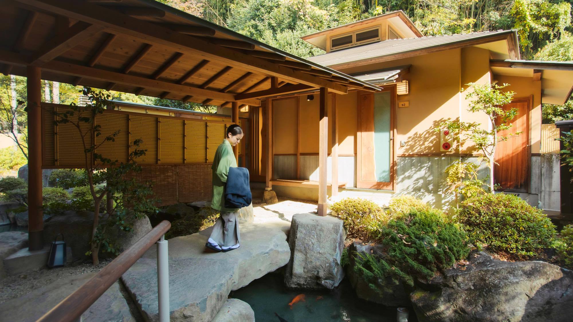 本館離れ「桜」庭園の池で優雅に泳ぐ鯉を眺めながらお部屋へ