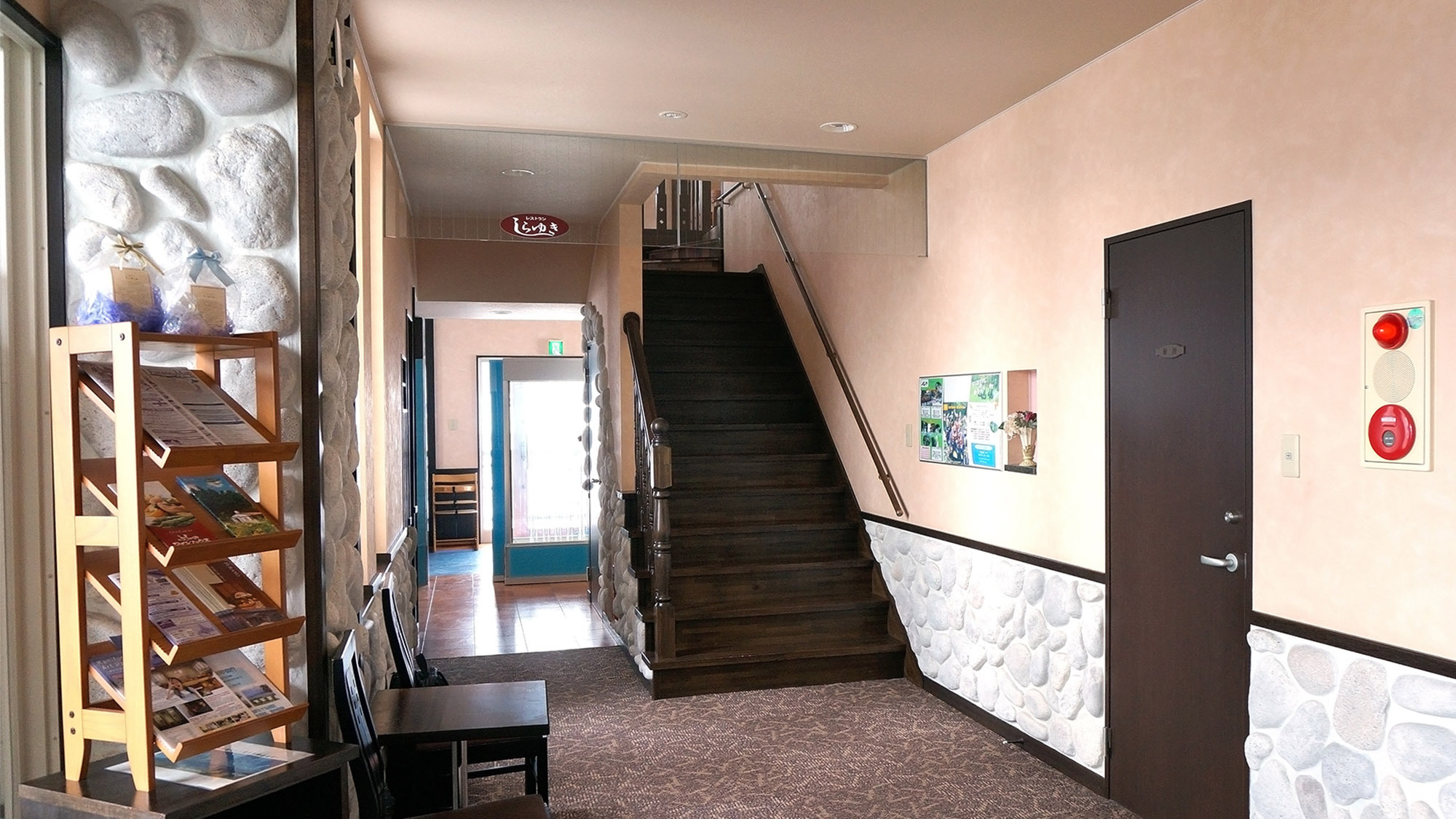 ・館内イメージ：温かみのある館内。2階へは階段での移動となります