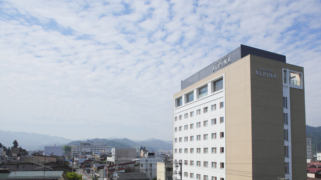 高山駅より徒歩3分、最上階9階には天然温泉大浴場がございます。