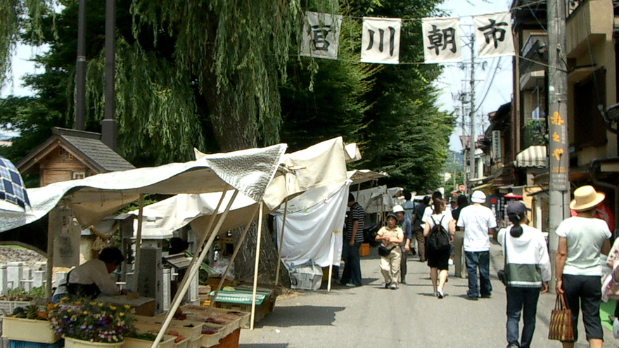 陣屋朝市・宮川朝市には、地元のおばちゃんたちが一生懸命育てた新鮮な野菜などがならびます。