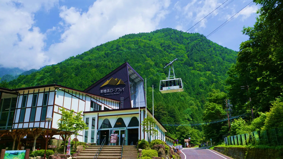 高山市街から新穂高ロープウェイまでは車で約70分。四季を通して絶景を眺めることが出来ます。