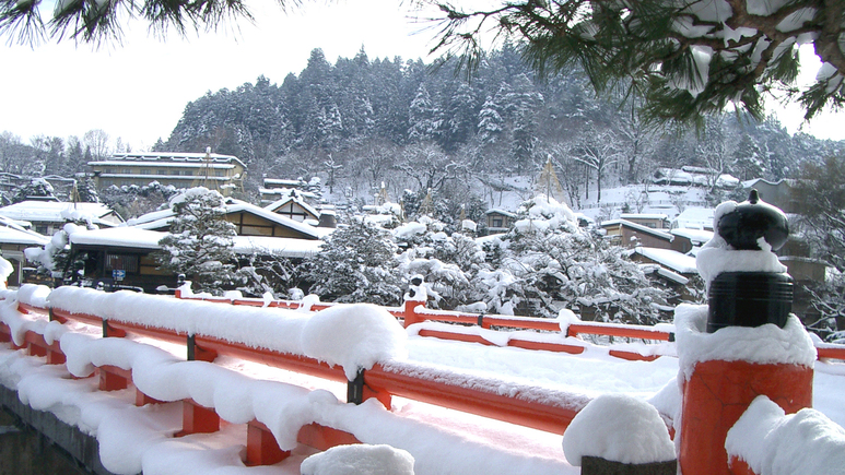 冬の飛騨高山、赤い中橋の欄干にもふんわりと雪帽子が。